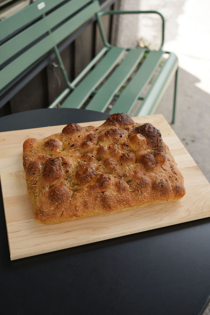 Focaccia garnie aux herbes